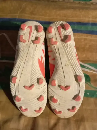 Zapatillas de fútbol Nike blancas con logo rojo - miniatura 2