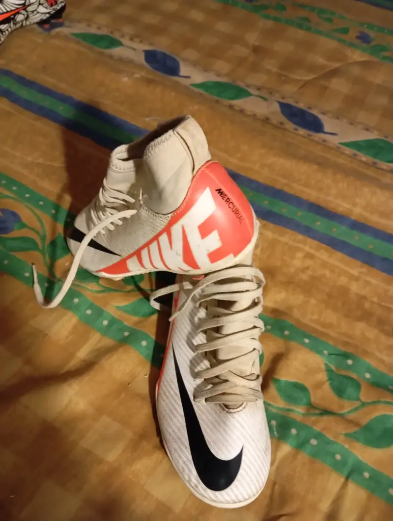 Zapatillas de fútbol Nike blancas con logo rojo - 3