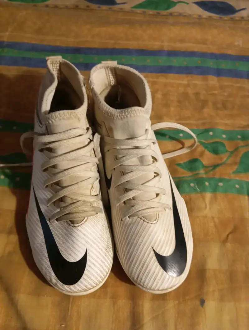 Zapatillas de fútbol Nike blancas con logo rojo - 4