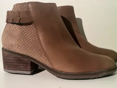 Botines de cuero marrón con diseño texturizado - miniatura 1