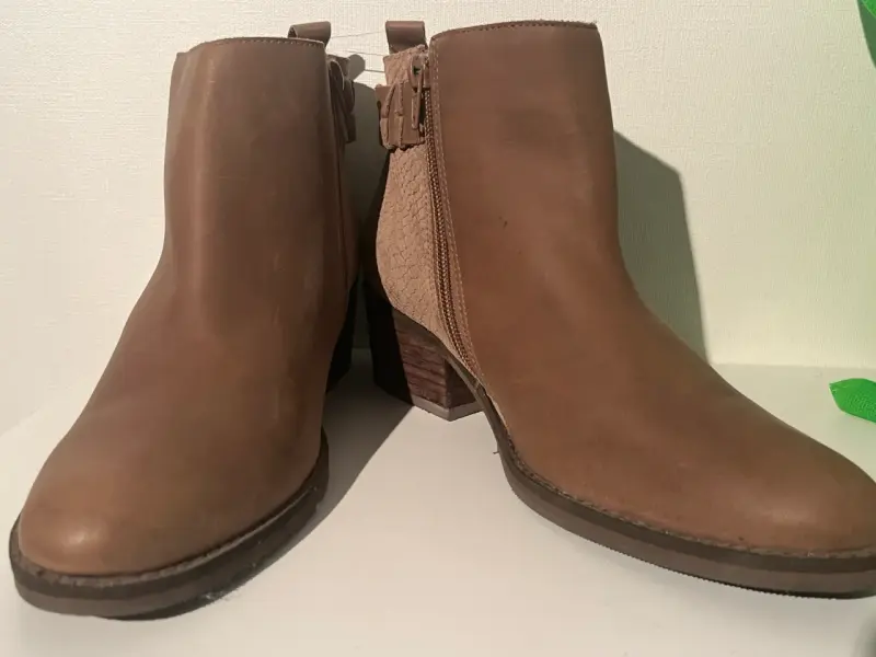 Botines de cuero marrón con diseño texturizado - 2
