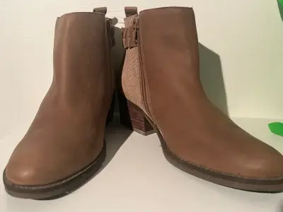 Botines de cuero marrón con diseño texturizado - miniatura 2