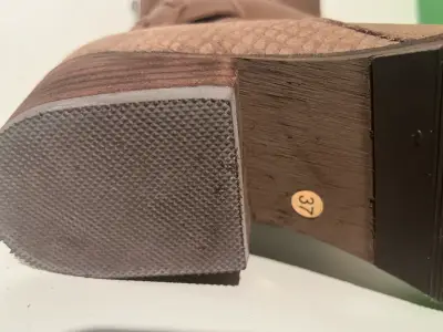 Botines de cuero marrón con diseño texturizado - miniatura 3
