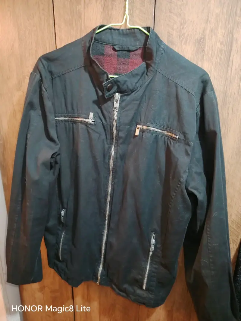 Chaqueta negra de hombre con cierre y bolsillos - 1