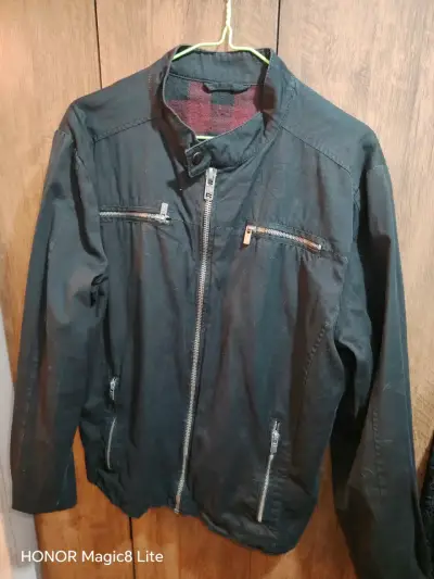 Chaqueta negra de hombre con cierre y bolsillos - miniatura 1
