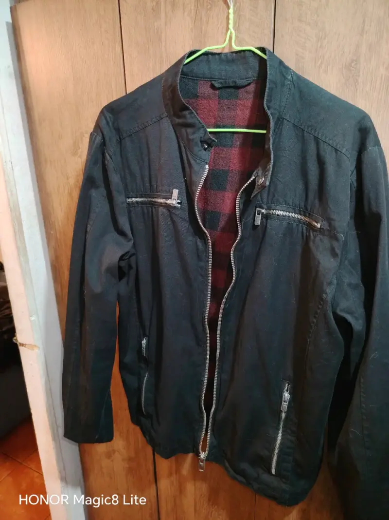 Chaqueta negra de hombre con cierre y bolsillos - 2