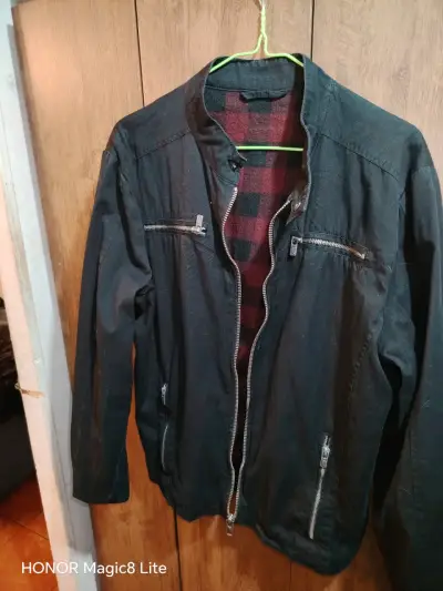 Chaqueta negra de hombre con cierre y bolsillos - miniatura 2