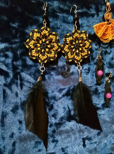 Aros artesanales con plumas negras y diseño floral - miniatura 1