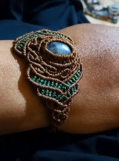 Aros artesanales con plumas negras y diseño floral - miniatura 2