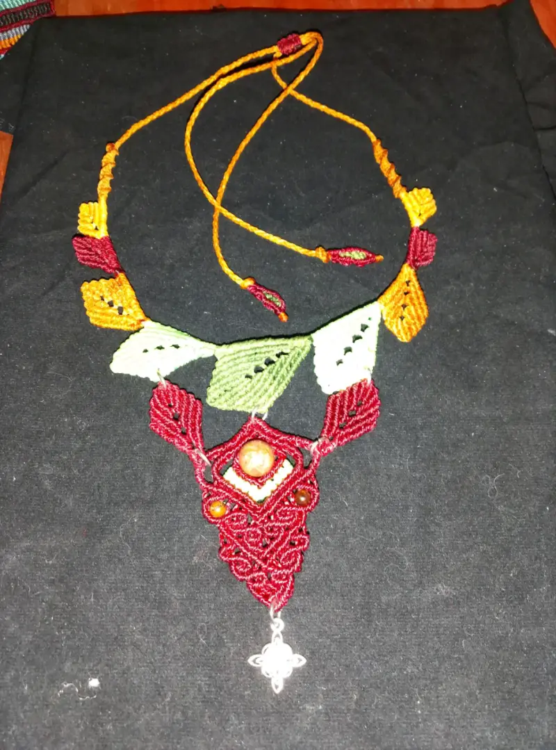 Aros artesanales con plumas negras y diseño floral - 3