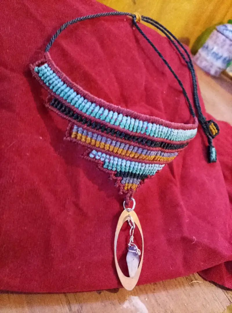 Aros artesanales con plumas negras y diseño floral - 4