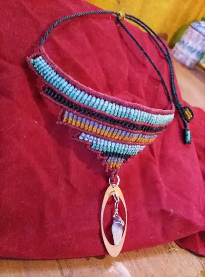 Aros artesanales con plumas negras y diseño floral - miniatura 4