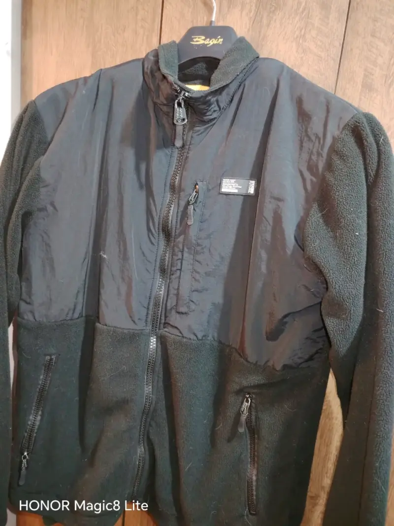 Chaqueta polar negra con cierre y bolsillos