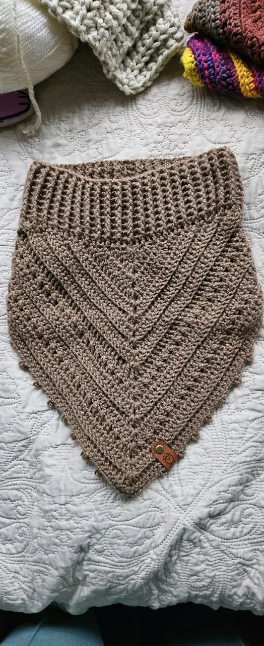 Cuello tejido a crochet color marrón