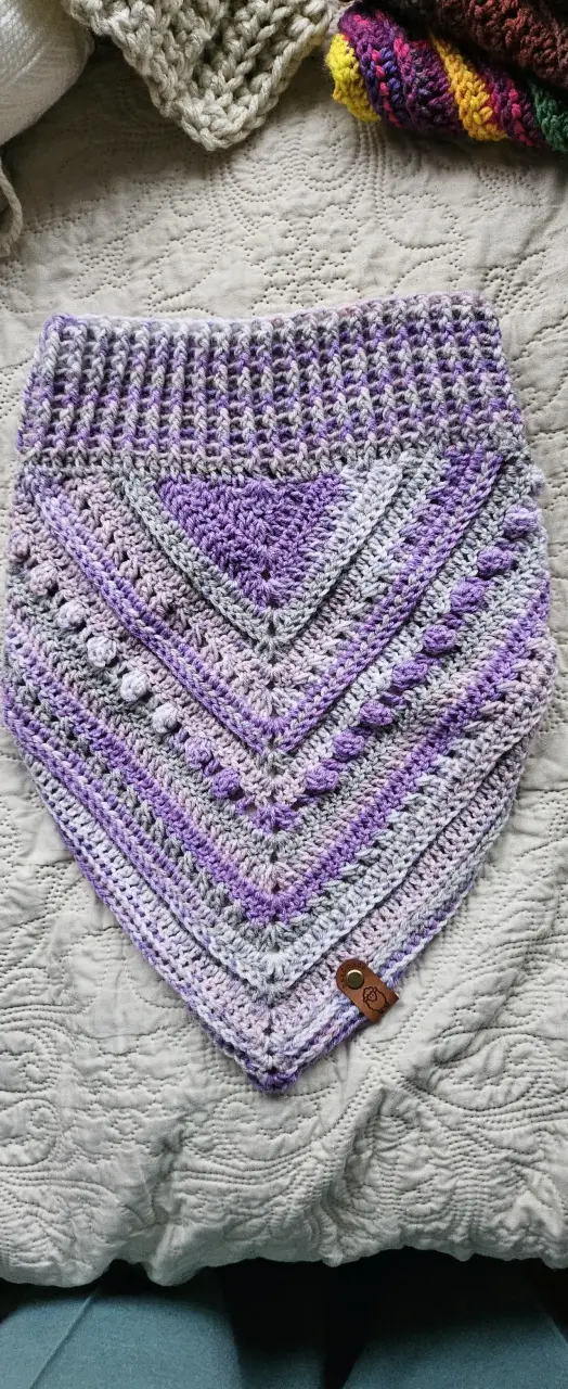 Cuello tejido a crochet en tonos morados