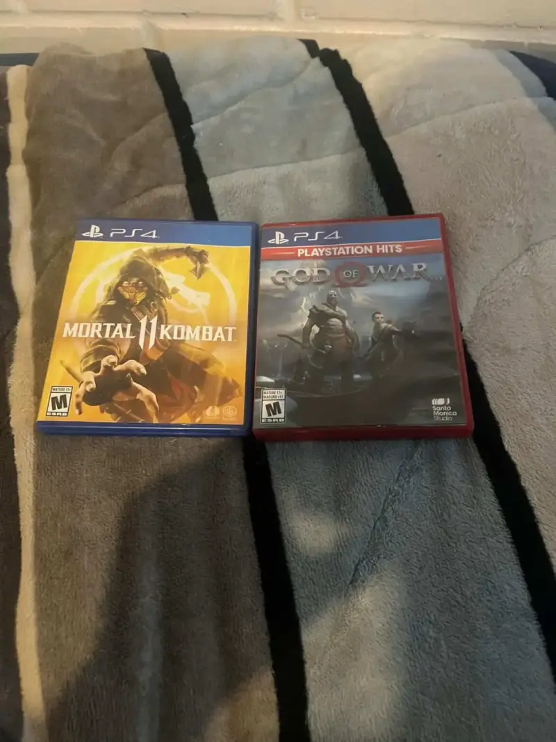 Consola PS4 con juegos Mortal Kombat 11 y God of War - 1