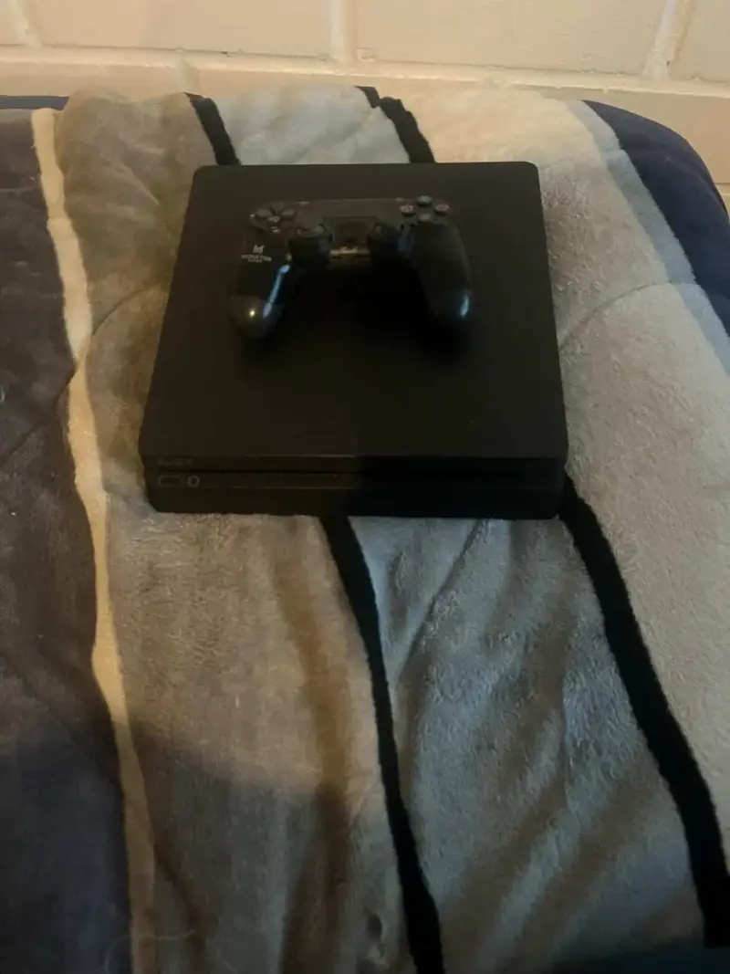 Consola PS4 con juegos Mortal Kombat 11 y God of War - 2