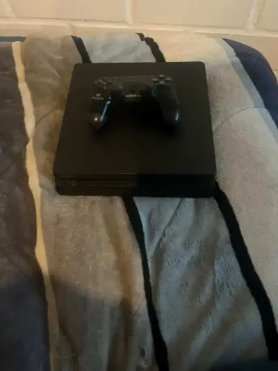Consola PS4 con juegos Mortal Kombat 11 y God of War - miniatura 2