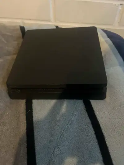 Consola PS4 con juegos Mortal Kombat 11 y God of War - miniatura 3