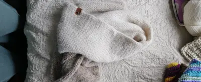Bufanda infinita de lana beige con botones decorat - miniatura 2