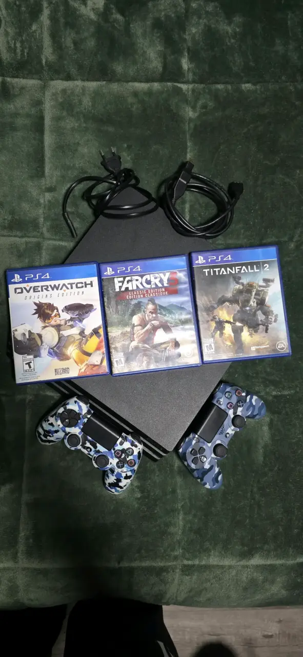 Consola PS4 con juegos y dos controles - 1