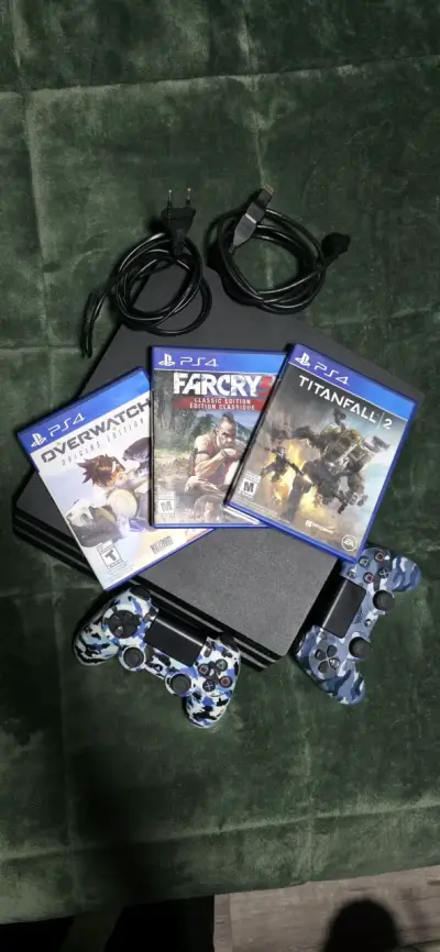 Consola PS4 con juegos y dos controles - miniatura 5