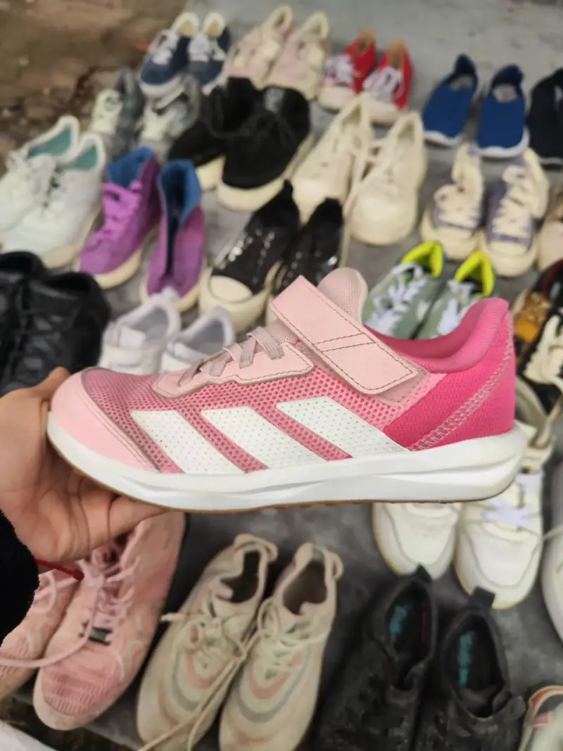 Zapatillas Adidas deportivas infantiles rosadas
