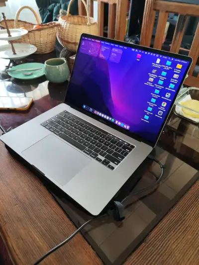 MacBook Pro 16" 2019 i9 2.3Ghz, 1TB SSD , 16GB. - miniatura 1
