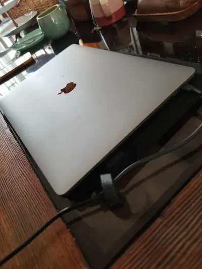 MacBook Pro 16" 2019 i9 2.3Ghz, 1TB SSD , 16GB. - miniatura 5