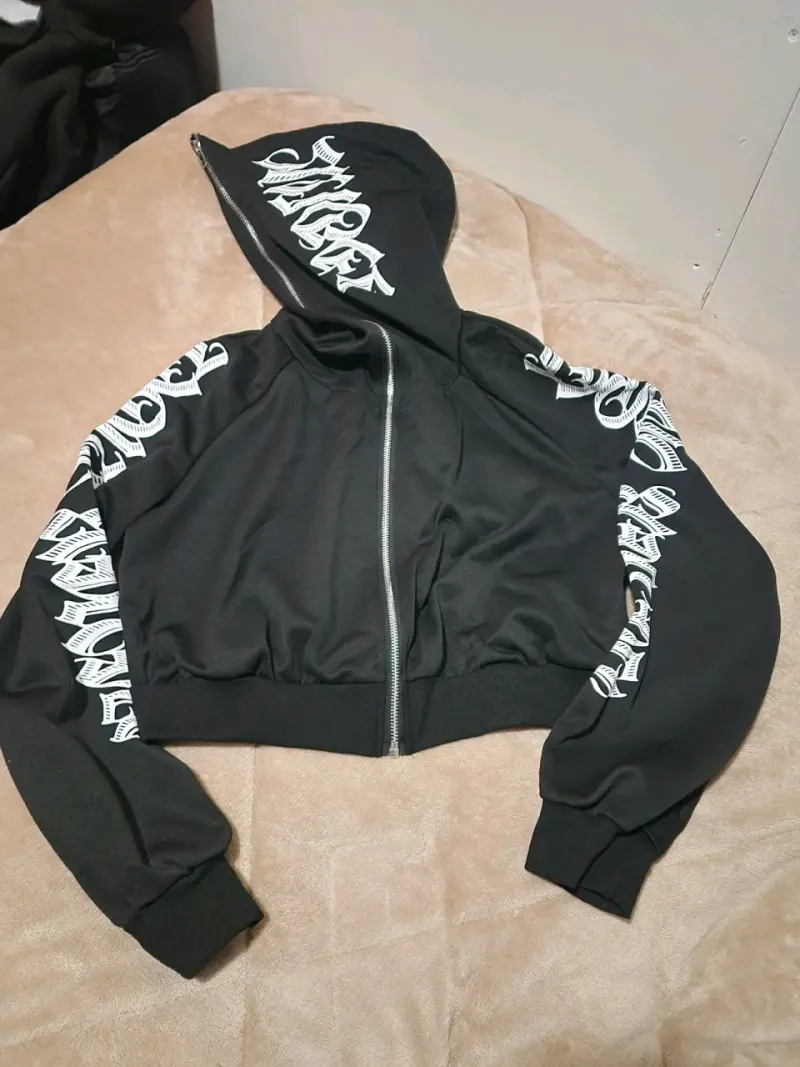 Polerón negro con capucha y diseño gráfico