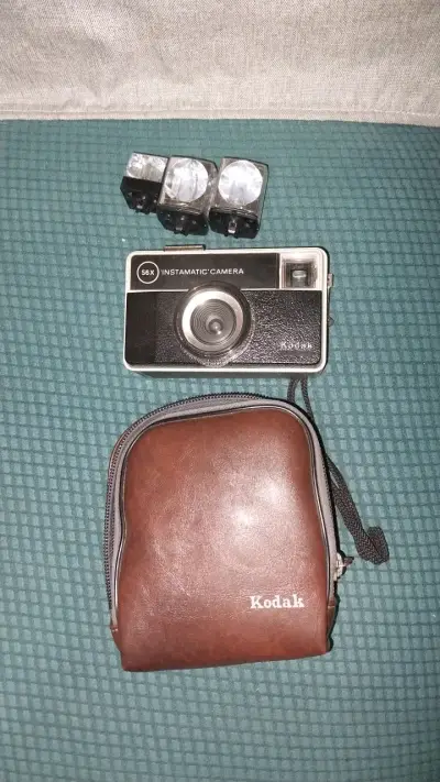 Cámara Kodak Instamatic 56X con flash y estuche - miniatura 1
