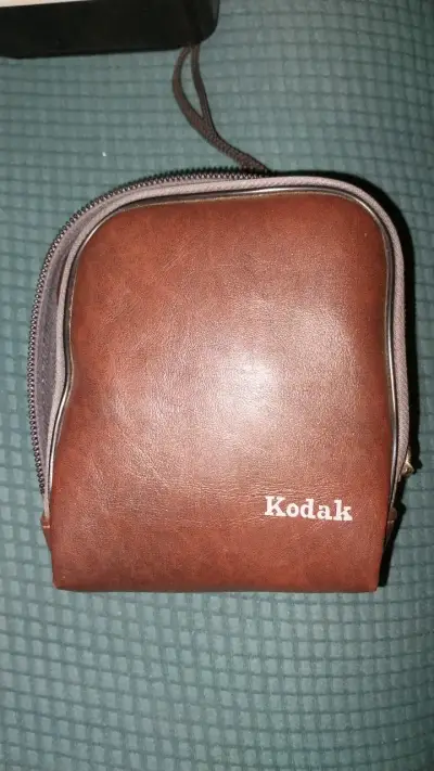 Cámara Kodak Instamatic 56X con flash y estuche - miniatura 2