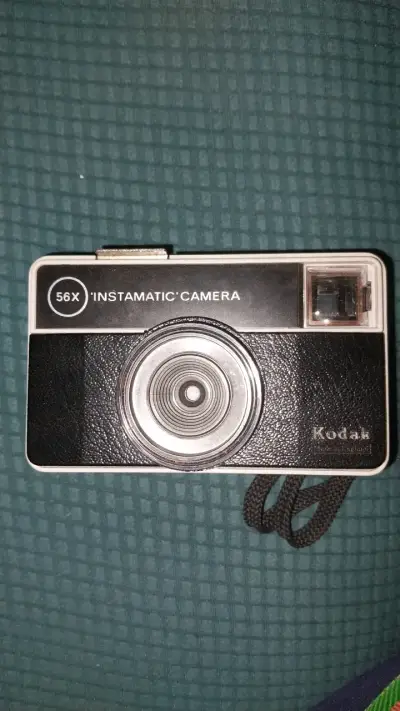Cámara Kodak Instamatic 56X con flash y estuche - miniatura 3