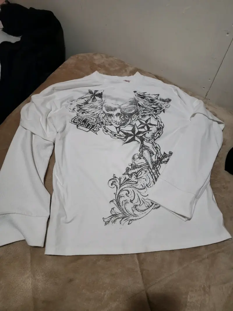 Polera manga larga blanca con diseño de calavera