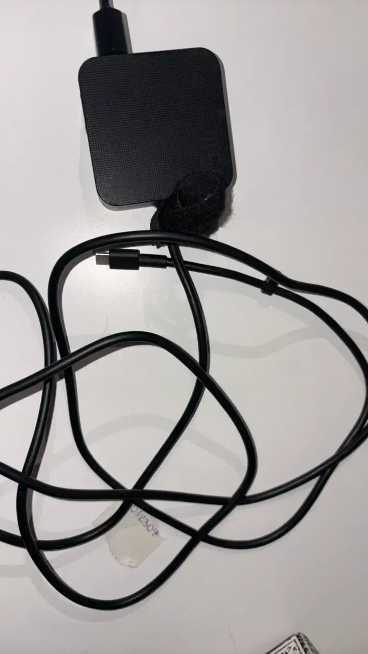 Cargador de portátil con cable negro - 2