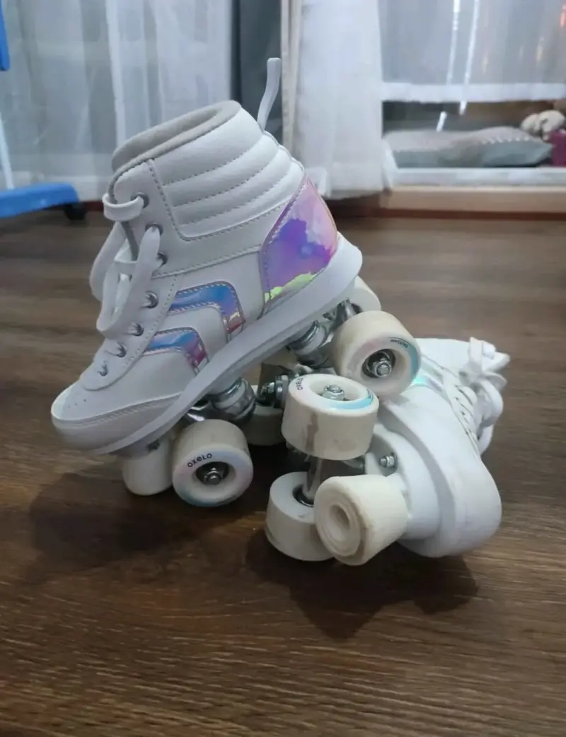 Patines de cuatro ruedas blancos con diseño holográfico - 1