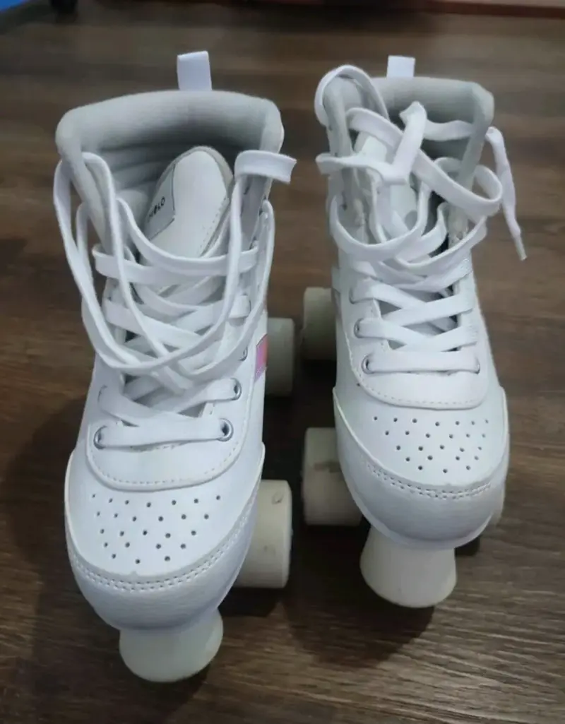 Patines de cuatro ruedas blancos con diseño holográfico - 2