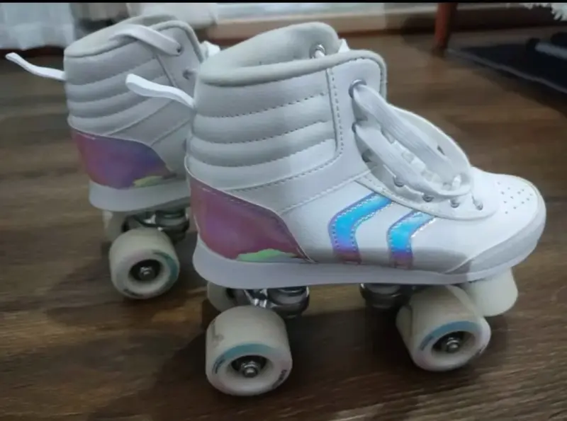 Patines de cuatro ruedas blancos con diseño holográfico - 3