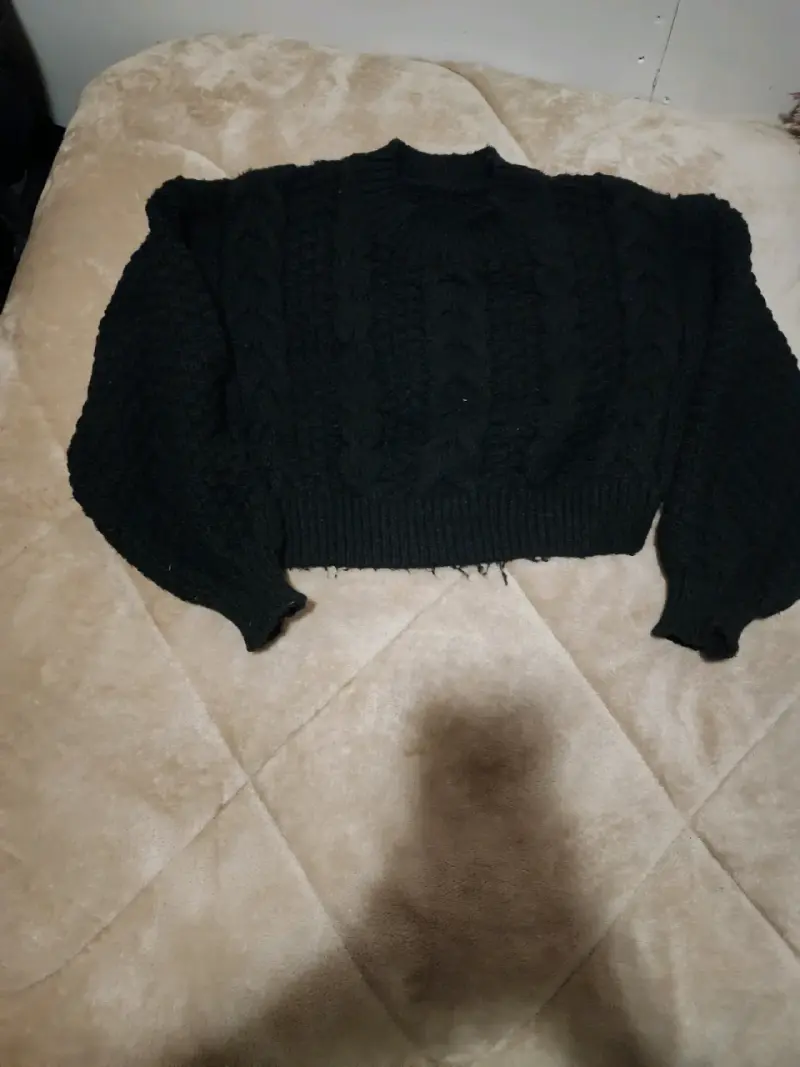 Suéter negro de punto grueso para mujer