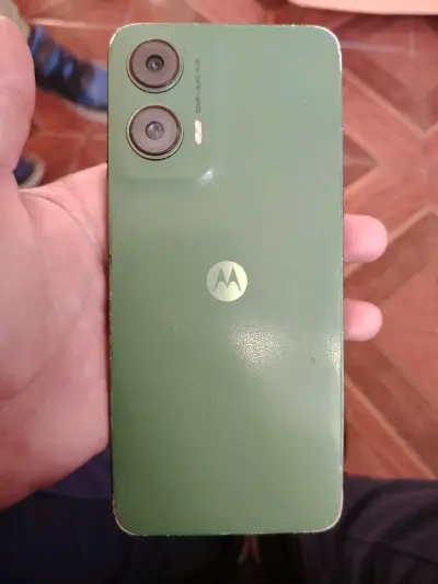 Smartphone Motorola verde con cámara dual de 50MP - miniatura 1