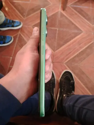 Smartphone Motorola verde con cámara dual de 50MP - miniatura 2