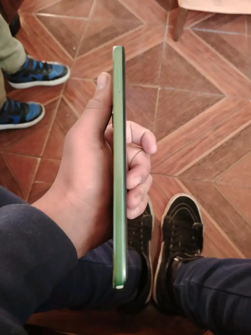 Smartphone Motorola verde con cámara dual de 50MP - 4