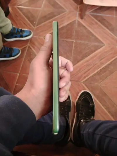 Smartphone Motorola verde con cámara dual de 50MP - miniatura 4