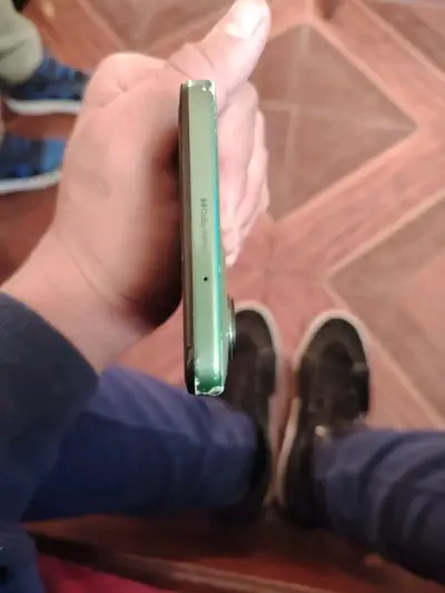 Smartphone Motorola verde con cámara dual de 50MP - miniatura 5