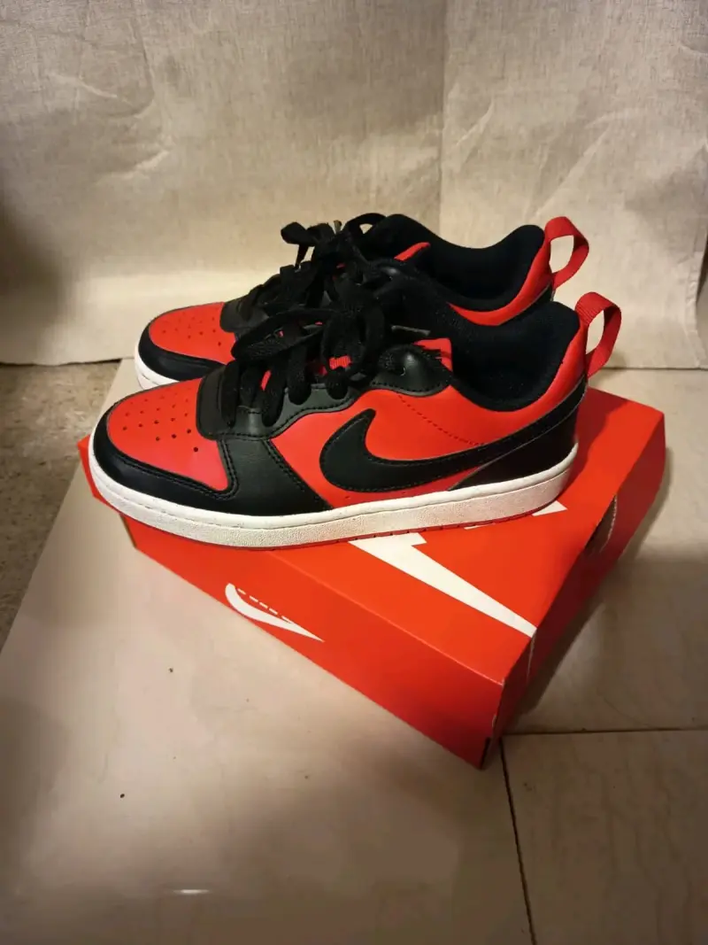Zapatillas deportivas Nike negras y rojas de niño - 1
