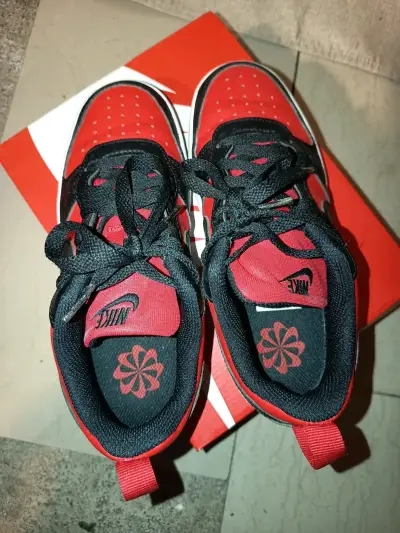Zapatillas deportivas Nike negras y rojas de niño - miniatura 2