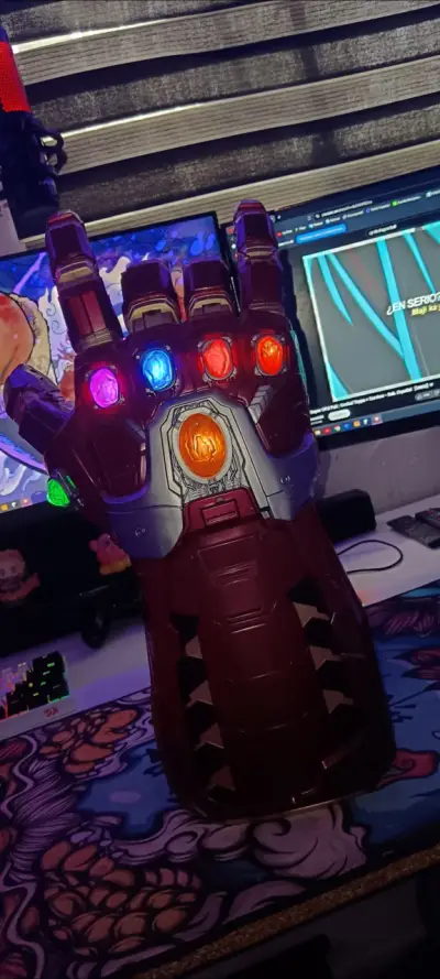 Guantelete del Infinito con luces LED - miniatura 1
