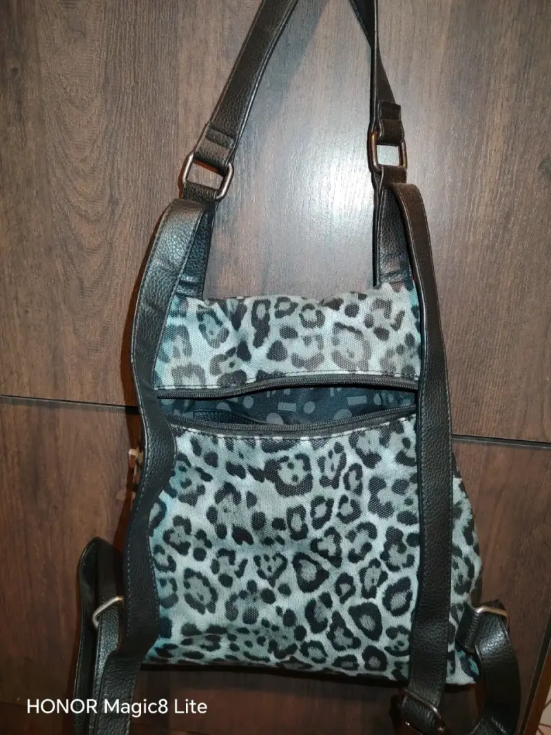 Mochila estampado animal print con correas ajustables - 1