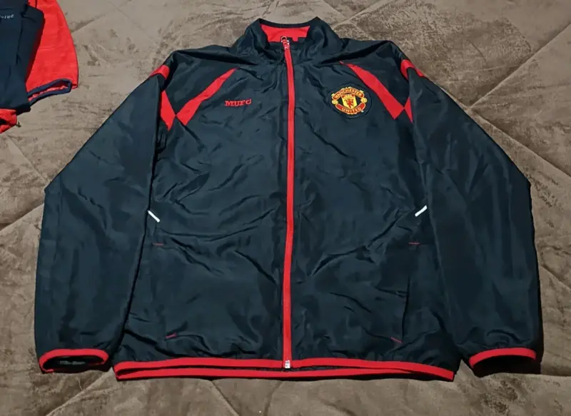 Chaqueta deportiva Manchester United negra y roja