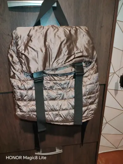 Mochila acolchada color marrón con correas ajustables - miniatura 1